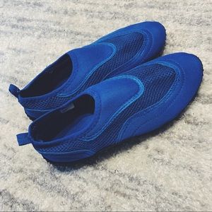 🥿 blue and black water shoes size 8